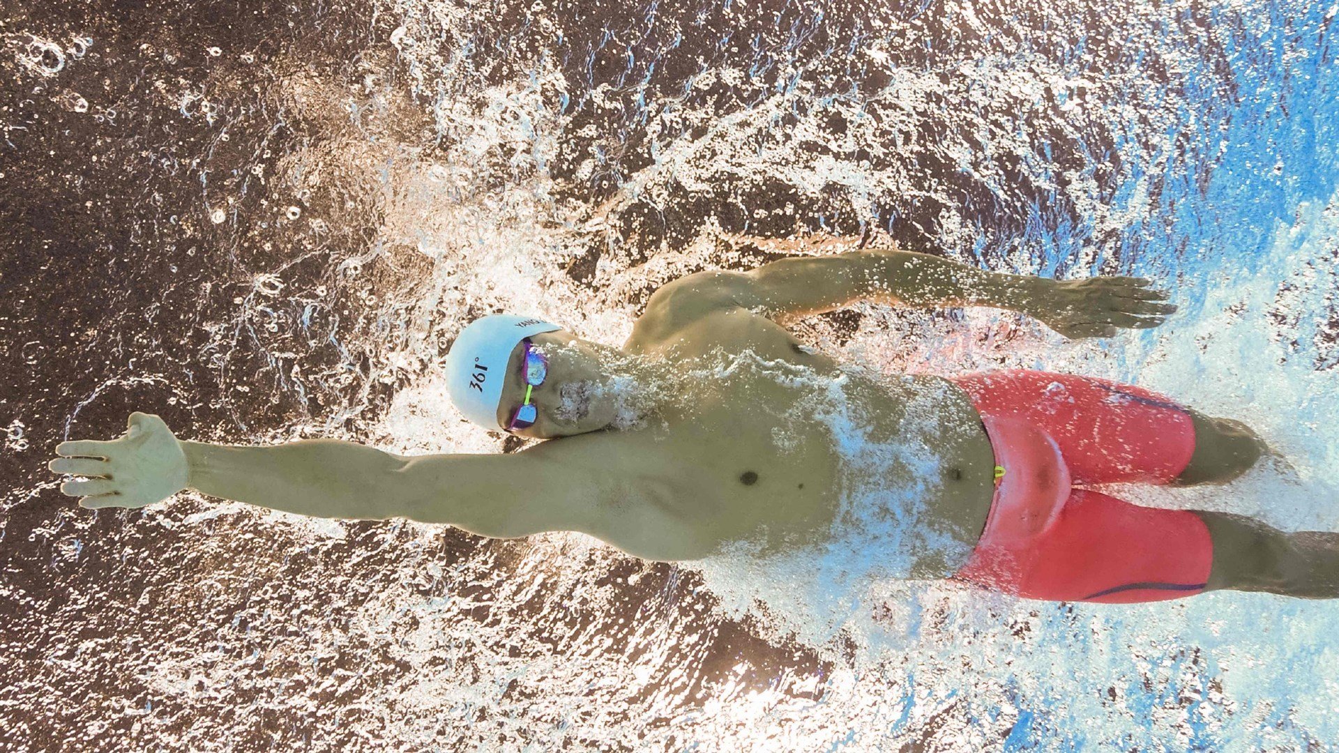 “悬崖飞跃：悬崖边的极限运动”，悬崖飞翔