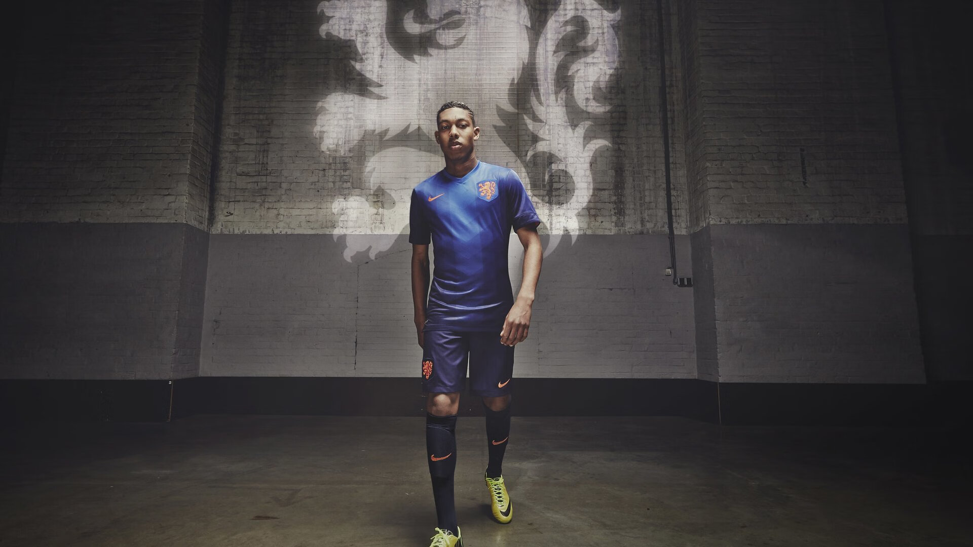 “漂移艺术:弯道飞旋的极致表现”,弯道漂移为什么要打反方向