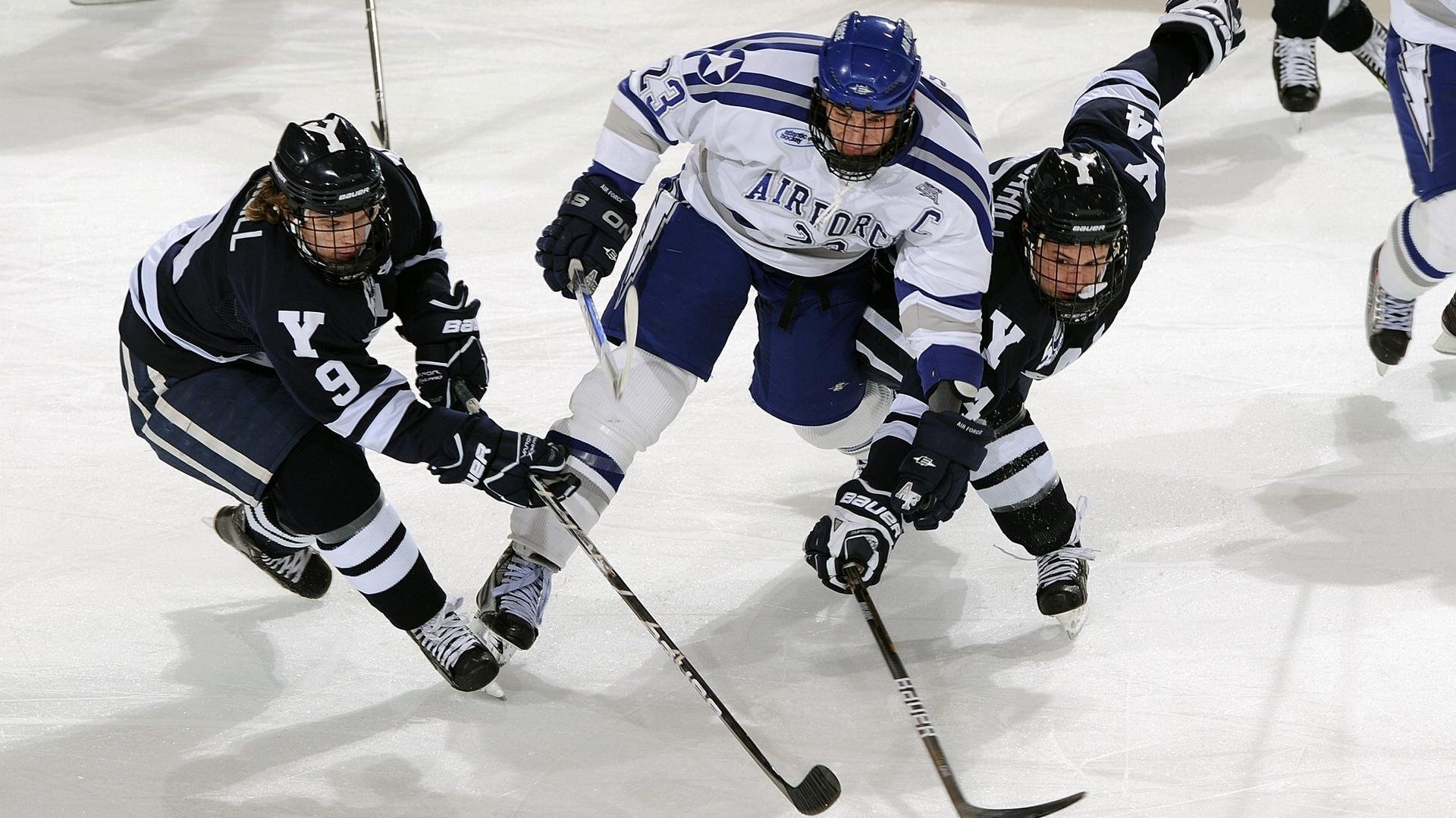 伊朗球员滑倒后完成倒钩破门,网友:“不可复制”